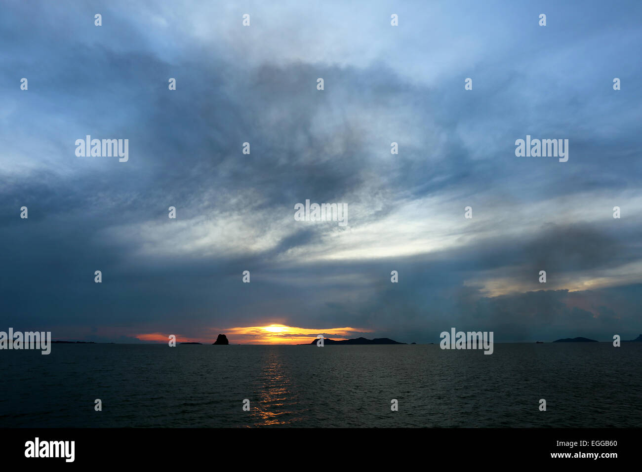 Sonnenuntergang im Meer unter den Wolken Stockfoto