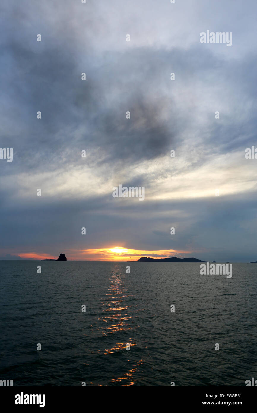 Sonnenuntergang im Meer unter den Wolken Stockfoto