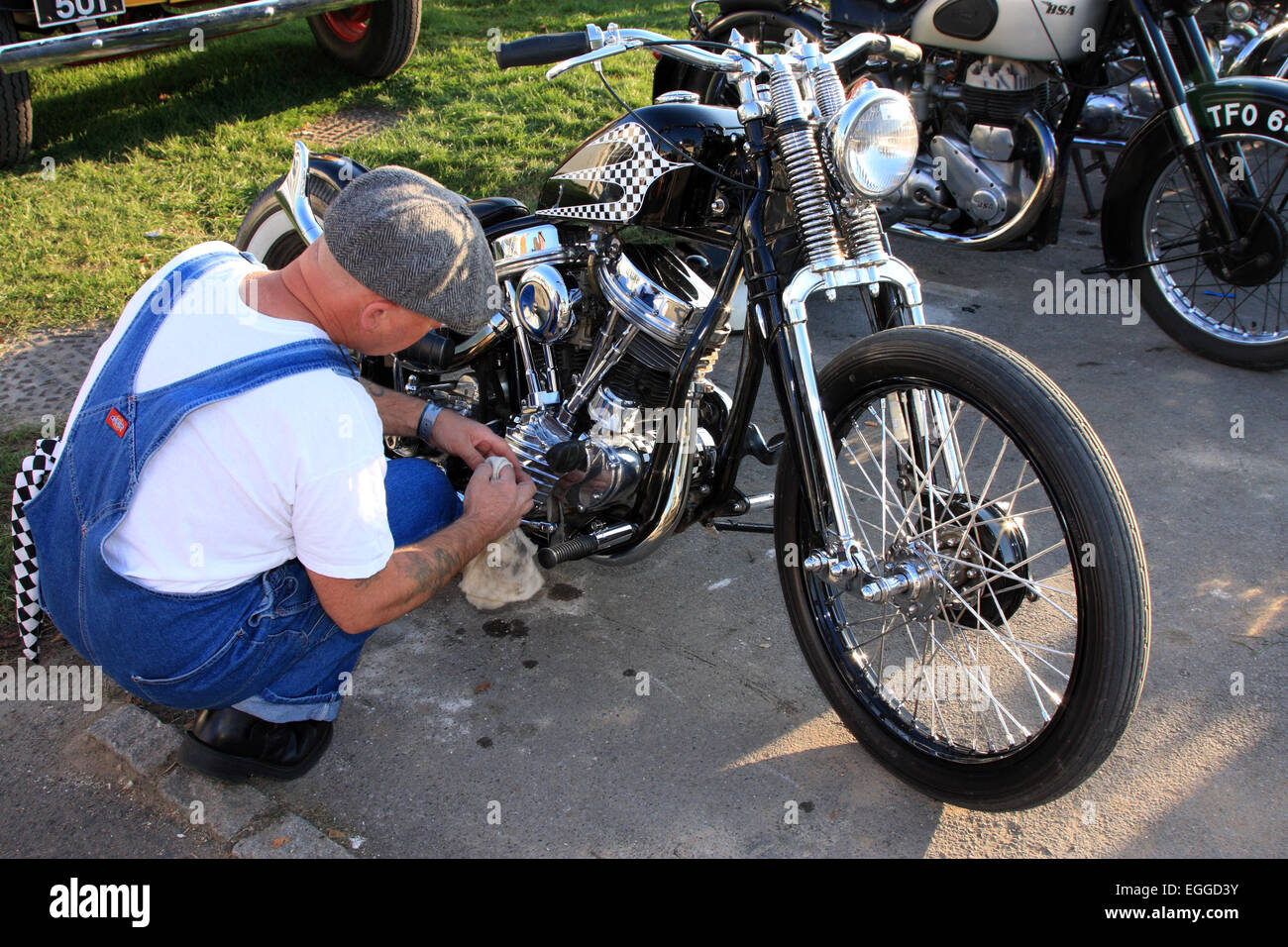 Beim jährlichen Goodwood Revival Gathering of Historic Racing Cars and Motorcycles in Goodwood, Großbritannien Stockfoto