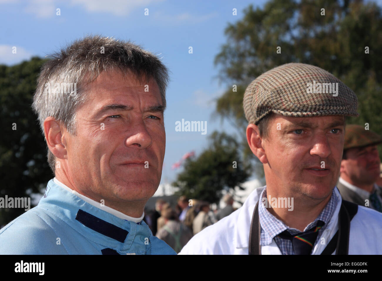 TIFF Needell (links), Fernsehmoderator und ehemaliger Rennfahrer beim jährlichen Goodwood Revival Meeting of Historic Racing Cars and Motorcycles, Großbritannien Stockfoto