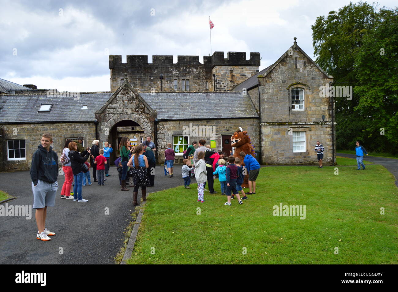 Die Gruffalo unterhält die Massen außerhalb Kielder Castle in Northumberland. Stockfoto