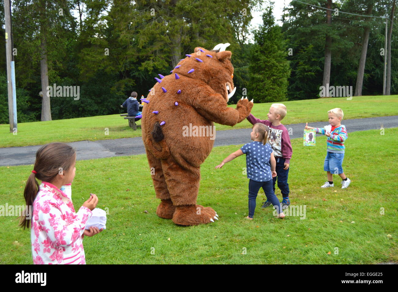 Die Gruffalo unterhält die Kinder außerhalb Kielder Castle in Northumberland. Stockfoto