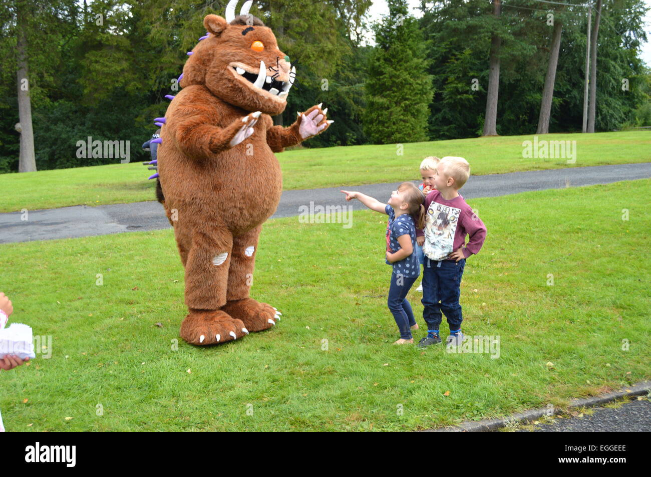 Die Gruffalo unterhält die Kinder außerhalb Kielder Castle in Northumberland. Stockfoto