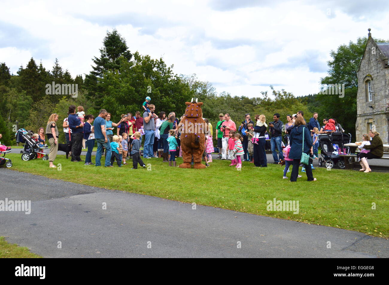 Die Gruffalo unterhält die Massen außerhalb Kielder Castle in Northumberland. Stockfoto