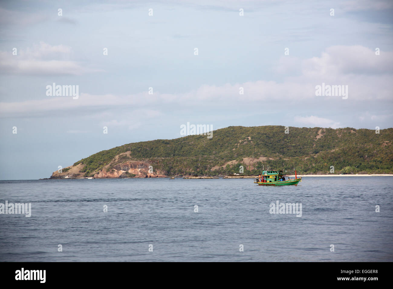 Angelboot/Fischerboot in das Meer und die Insel. Stockfoto