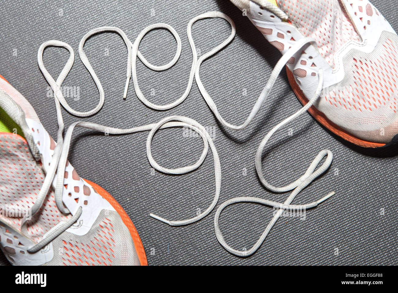 Trainer mit Schnürsenkeln, die Energie zu buchstabieren Stockfoto