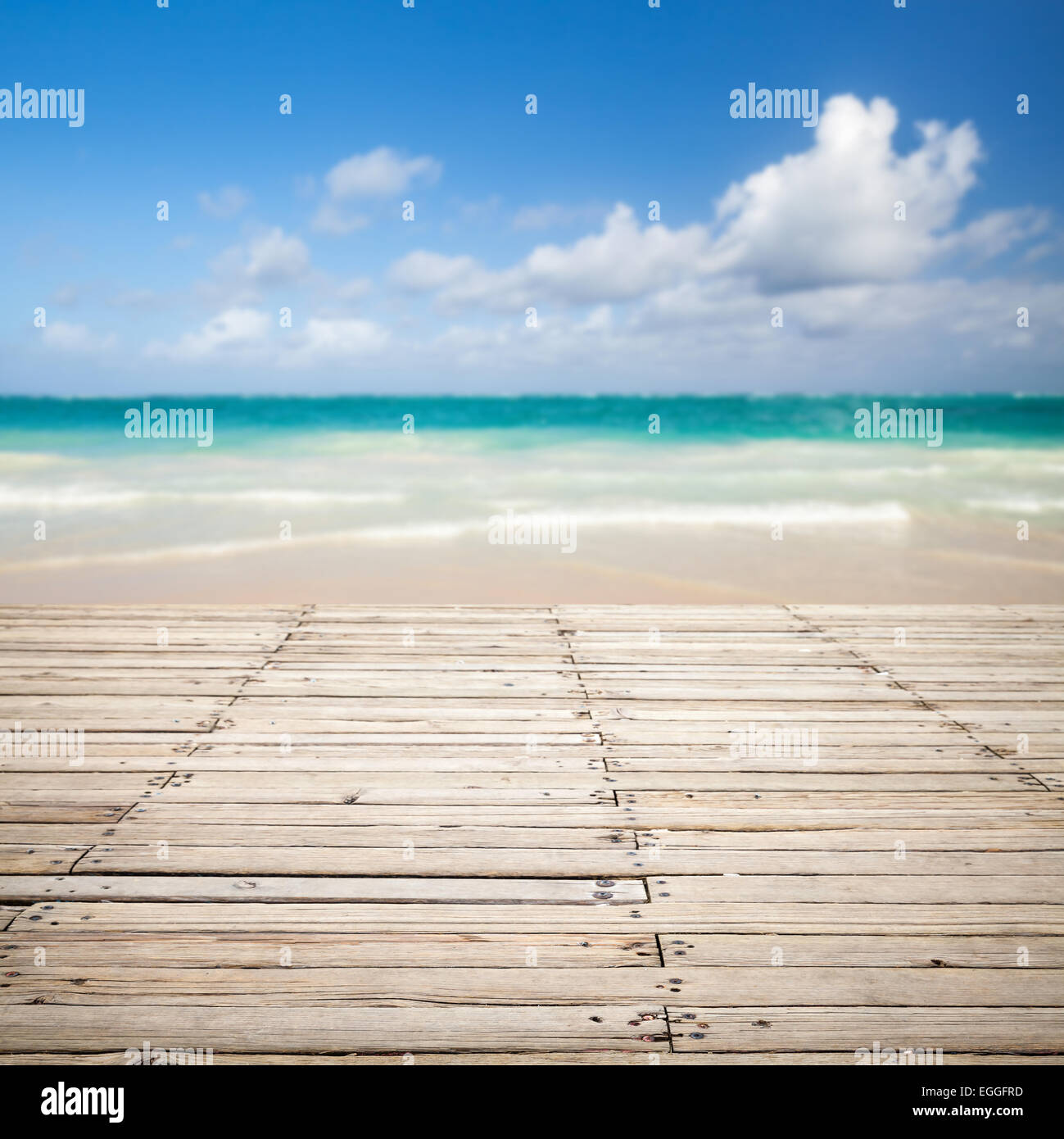 Quadratischen Foto mit leeren Holzsteg und verwischten Meer Landschaft auf einem Hintergrund Stockfoto