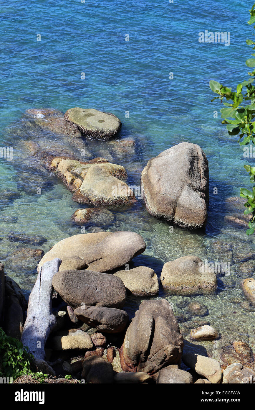 Felsen am Ufer von einem tropischen Meer Stockfoto