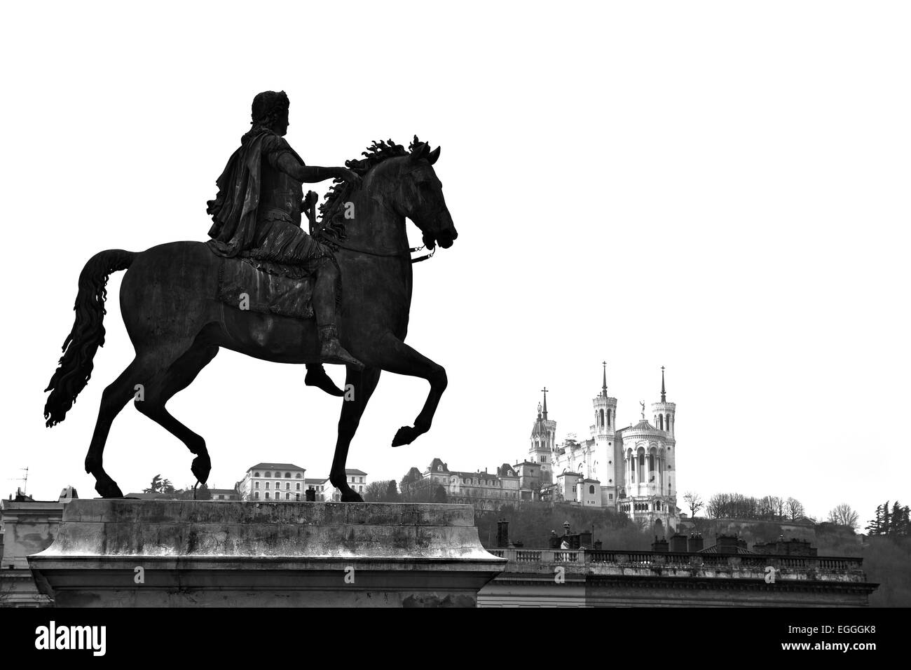 Reiterstatue von Louis XIV und die Basilika Notre-Dame de Fourvière auf einem Hintergrund von Place Bellecour in Lyon Mitte Stockfoto