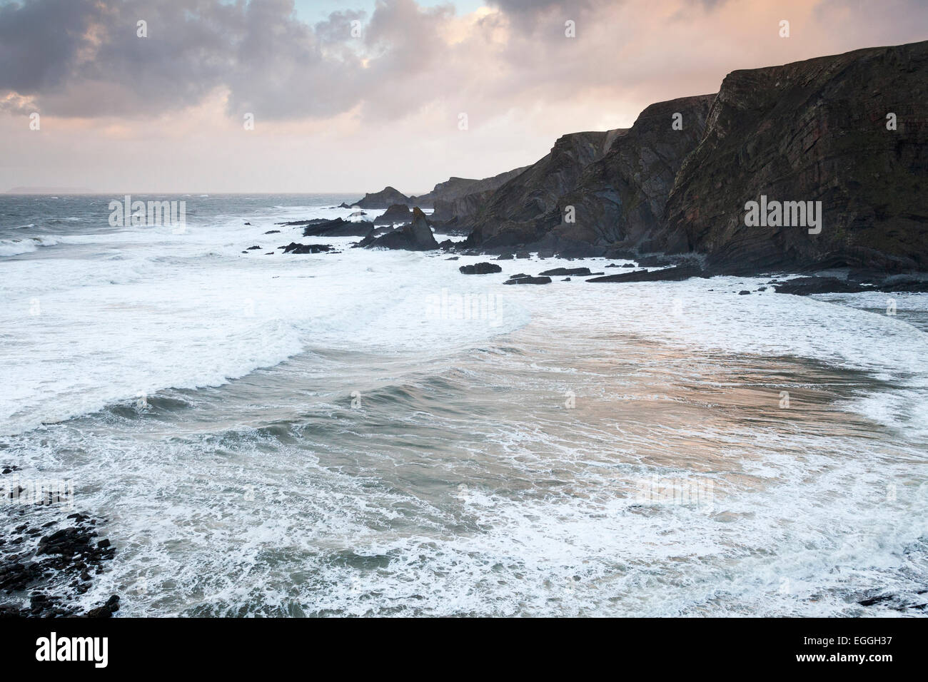 Wellen des Atlantischen Ozeans, Klippen und felsigen Küste, 'Hartland Quay', Devon, England, UK Stockfoto