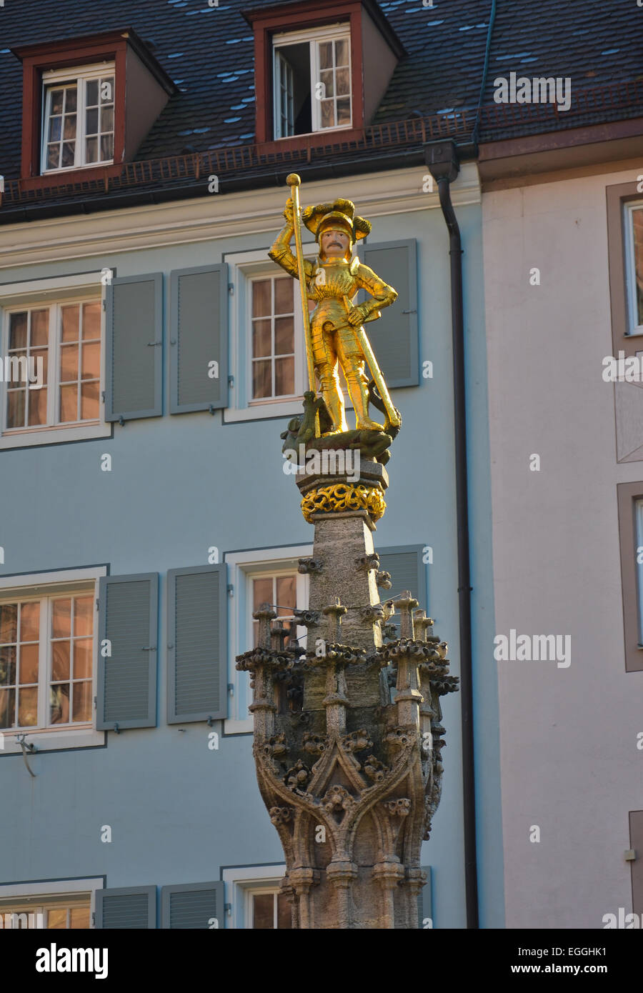 Blick auf eine Statue eines Ritters slaying einen Drachen Stockfoto