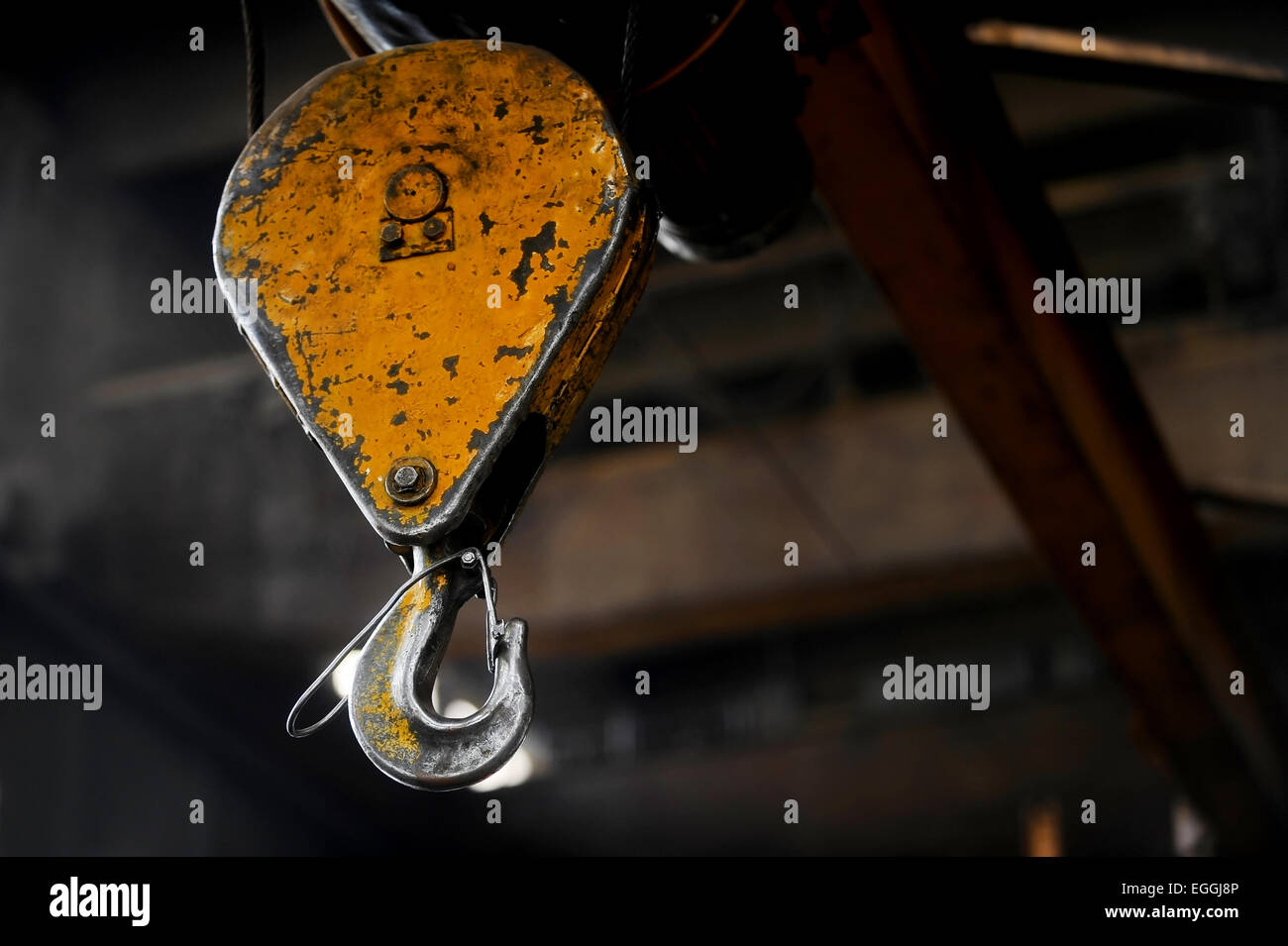 Industrielle gelbe Metallhaken Detail geschossen in einer Fabrik Stockfoto