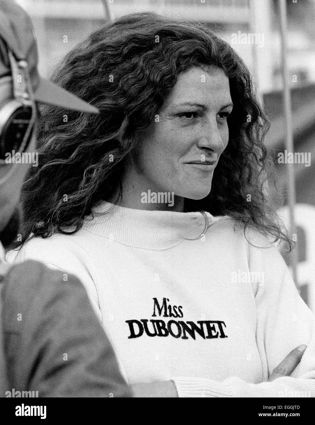 AJAXNETPHOTO 5. JUNI 1980. PLYMOUTH, ENGLAND - OSTAR 1980 - FRANZÖSISCHE FAVORIT - FLORENCE ARTHAUD, SKIPPER VON 52FT SLOOP VERPASSEN DUBONNET (FRA) IM INTERVIEW MIT FRANZÖSISCHEN MEDIEN AUF DOCKSIDE. FOTO: JONATHAN EASTLAND / AJAX REF: 1980 02 Stockfoto