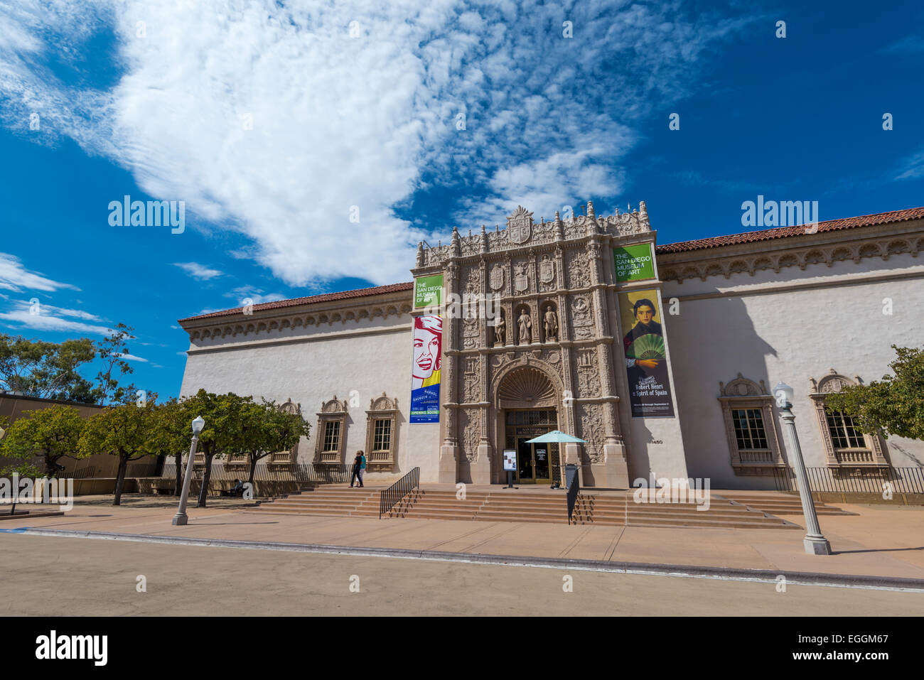 Das San Diego Museum of Art Gebäude mit Wolken über Kopf. Balboa Park, San Diego, Kalifornien, Vereinigte Staaten von Amerika. Stockfoto