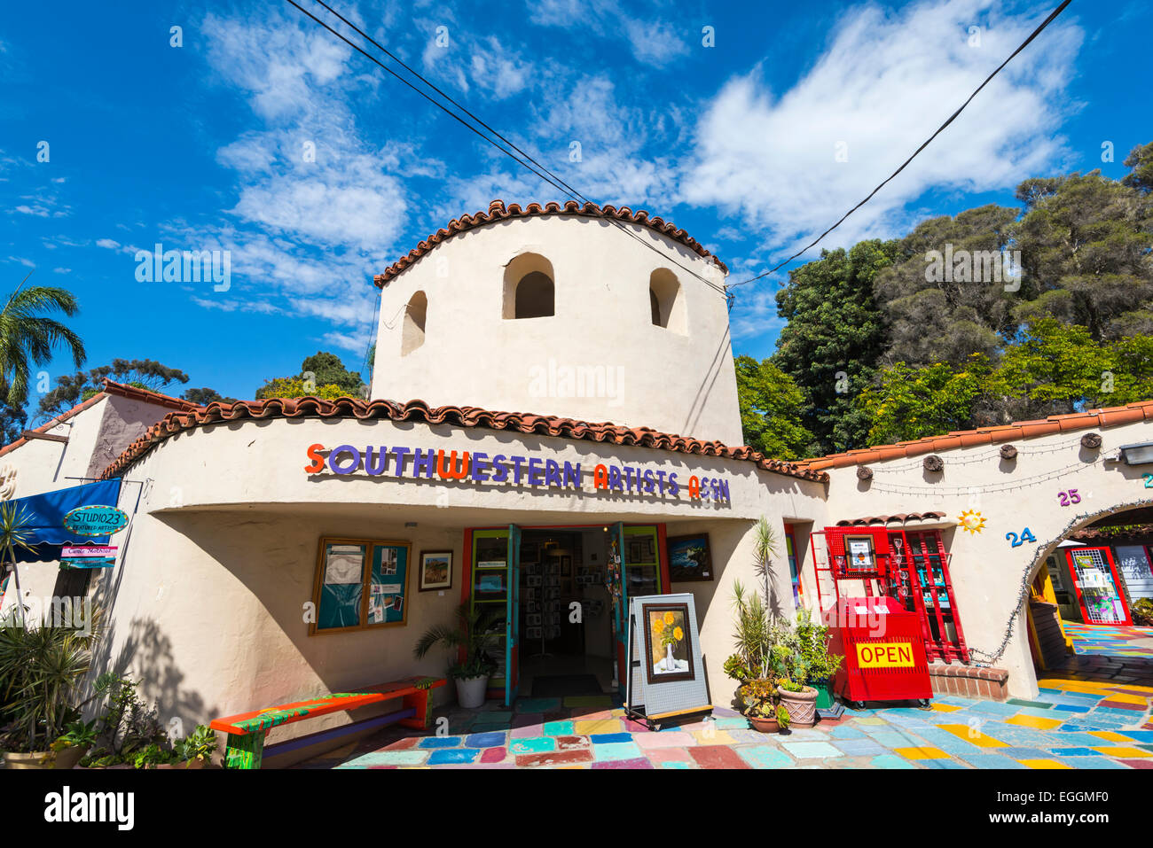Bunte Gebäude im Zentrum spanischen Dorfes Kunst. Balboa Park, San Diego, Kalifornien, Vereinigte Staaten von Amerika. Stockfoto