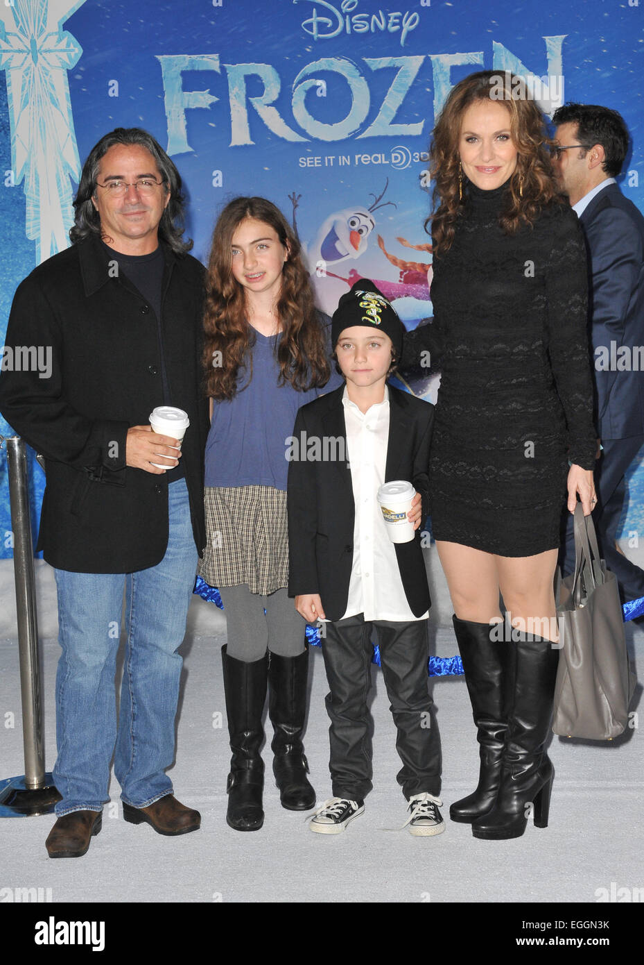 LOS ANGELES, CA - 19. November 2013: Amy Brenneman & Ehemann Brad Silberling & Kinder bei der Premiere von Disney's "eingefroren" am El Capitan Theatre in Hollywood. Stockfoto