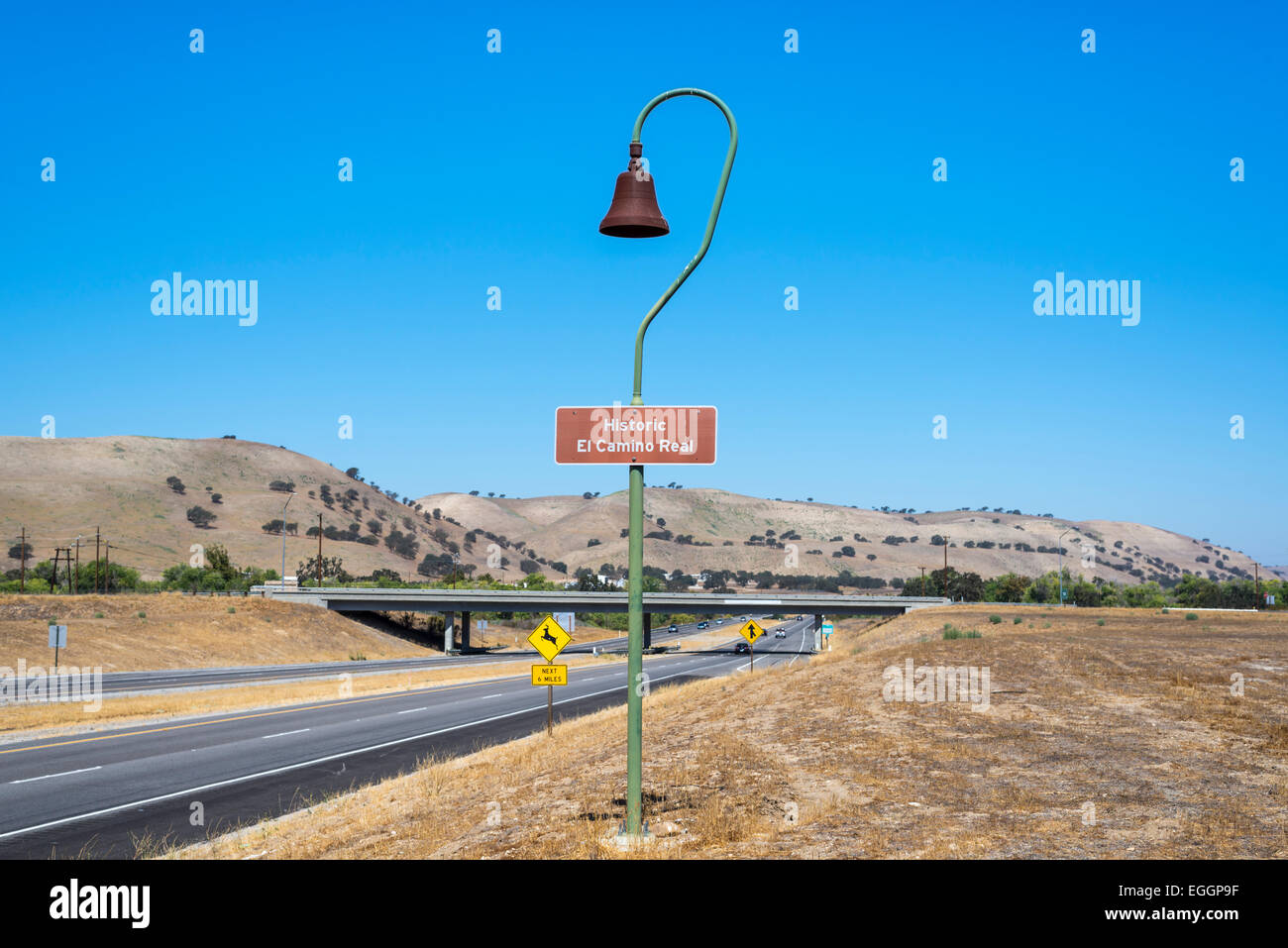 Historische El Camino Real Zeichen und Laternenpfahl entlang US Highway 101. California, United States. Stockfoto