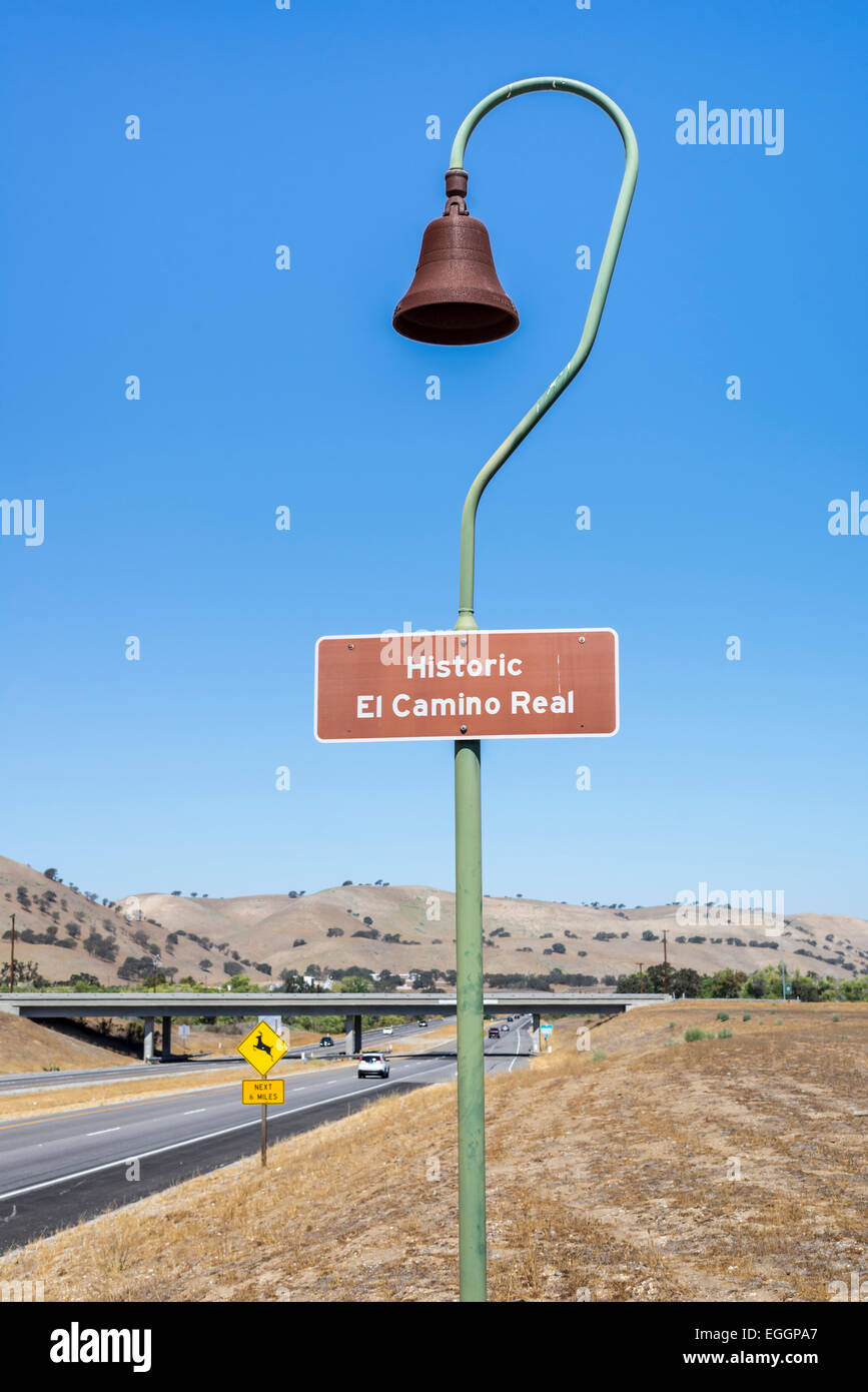 Historische El Camino Real Zeichen und Laternenpfahl entlang US Highway 101. California, United States. Stockfoto