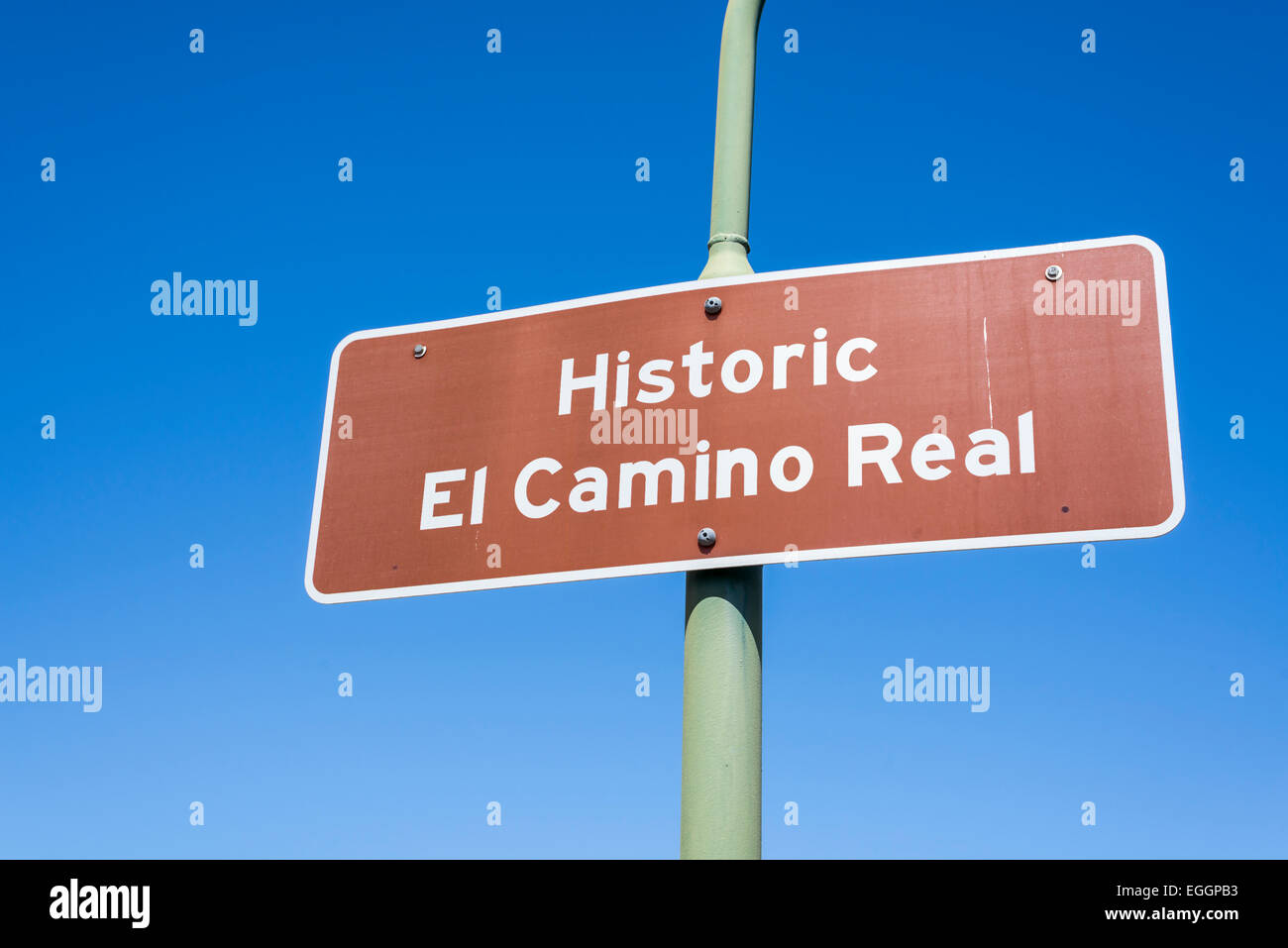Historische El Camino Real Zeichen und Laternenpfahl entlang US Highway 101. California, United States. Stockfoto