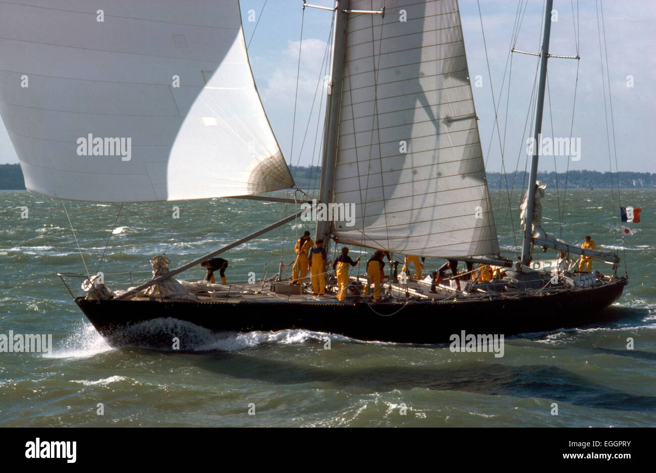 AJAXNETPHOTO - 1978. PORTSMOUTH, ENGLAND. -WHITBREAD RENNENDE - FRANZÖSISCHE YACHT PEN DUICK VI RENNEN BIS ZUR ZIELLINIE DER 4. ETAPPE DES 1977/8 WHITBREAD ROUND THE WORLD RACE.  FOTO: JONATHAN EASTLAND/AJAX REF: 906125 Stockfoto