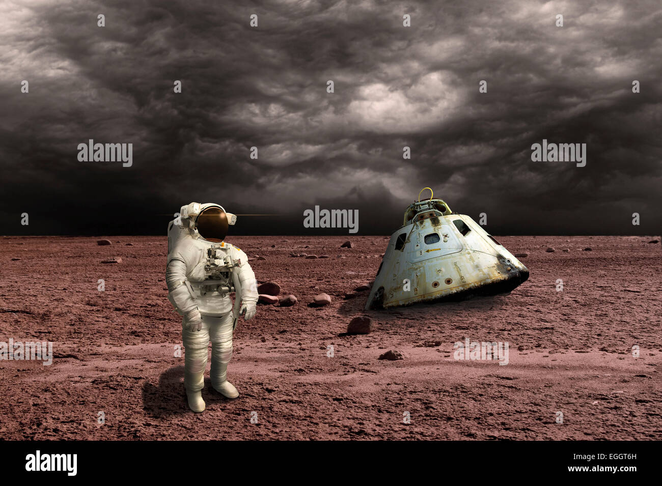 Ein Astronaut einen Überblick über seine Situation nach wird auf einem kargen Planeten gestrandet. Bedrohliche Wolken bilden in der Ferne während seiner scorch Stockfoto