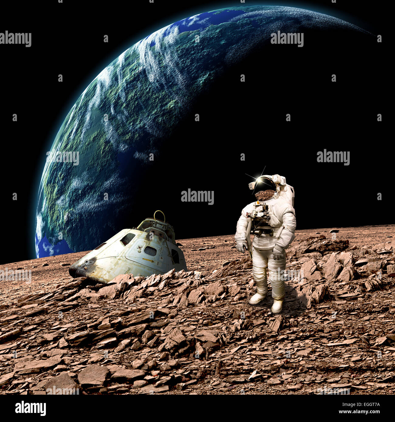 Ein Astronaut einen Überblick über seine Situation nach wird auf einem kargen Planeten gestrandet. Ein erdähnliche Planeten scheint im Hintergrund. Stockfoto