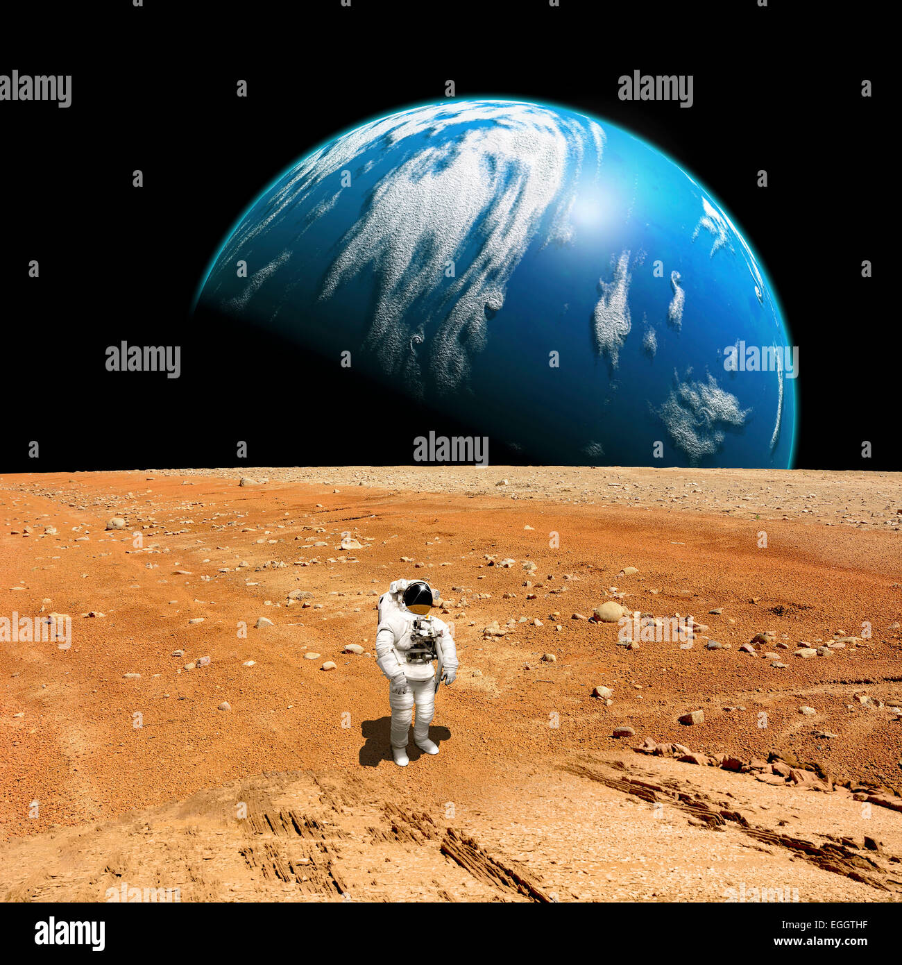 Ein gestrandeten Astronauten schaut zu einer fremden Sonne, die die karge Welt, steht er beleuchtet auf. Eine große Wasser bedeckt mit c Stockfoto
