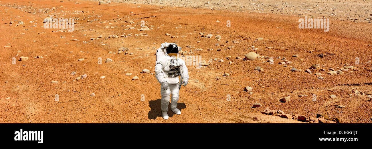 Ein gestrandeten Astronauten schaut zu einer fremden Sonne, die die karge Welt, steht er beleuchtet auf. Felsen und Eisen reichen Boden umgibt Stockfoto