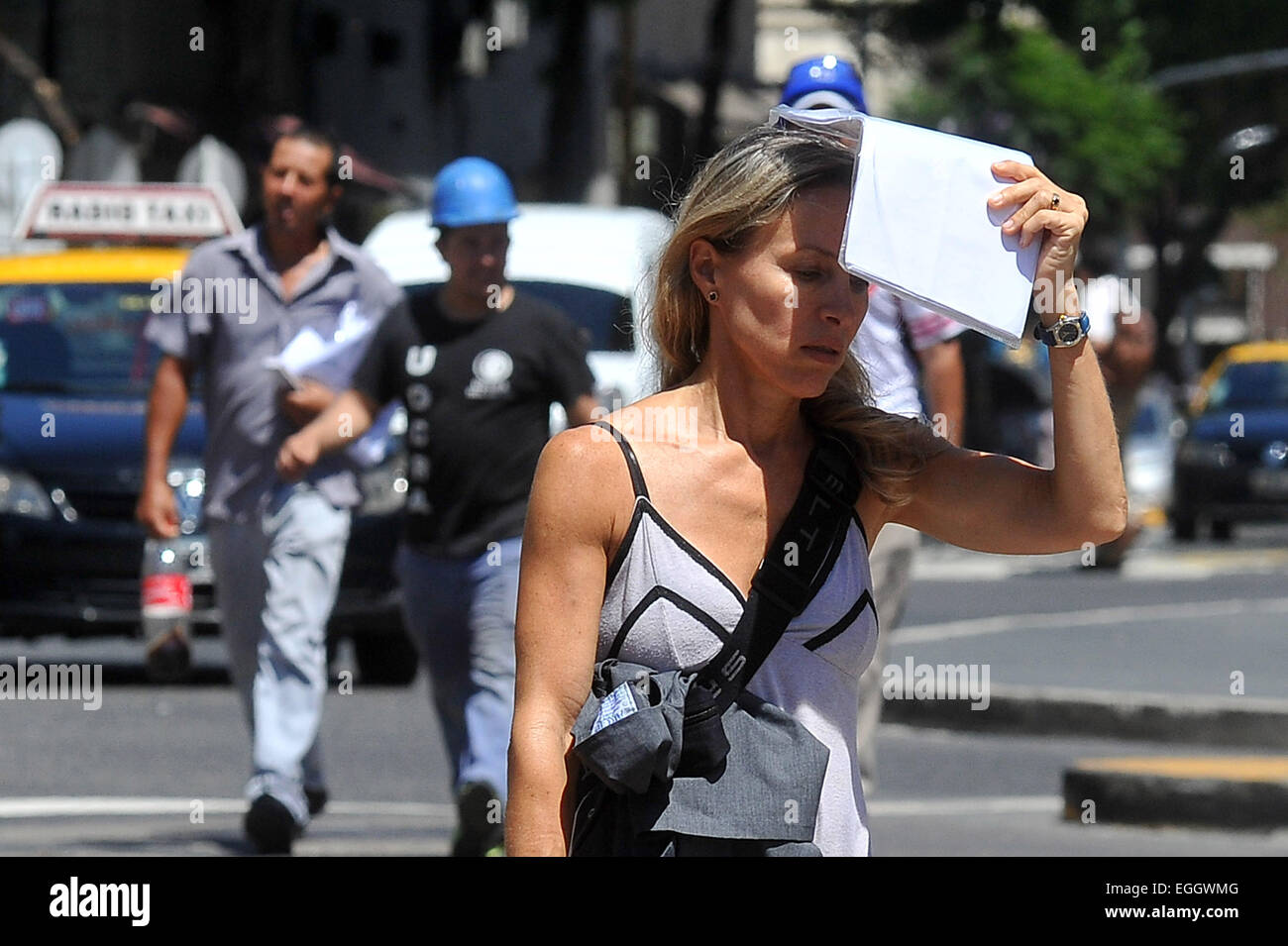 Buenos Aires, Argentinien. 24. Februar 2015. Ein Bewohner deckt sich gegen die Sonne während der Hitzewelle in Buenos Aires, der Hauptstadt von Argentinien, 24. Februar 2015. Die Hitzewelle in Buenos Aires, wo die Temperatur eine thermische Sensation von 35,6 Grad Celsius, markiert, nach Lokalpresse fortgesetzt. © Victoria Egurza/TELAM/Xinhua/Alamy Live-Nachrichten Stockfoto