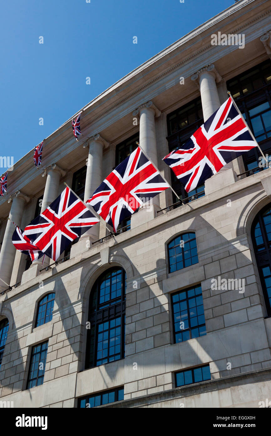 London-Gebäude dekoriert mit Union Jack-Flaggen Stockfoto