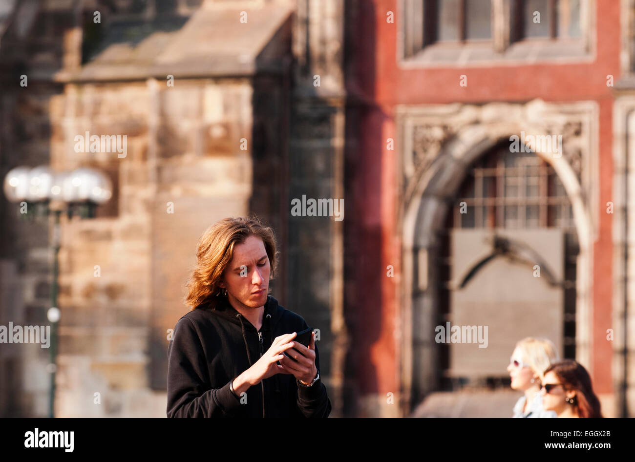 Junger Mann prüft seine Smartphone. Stockfoto