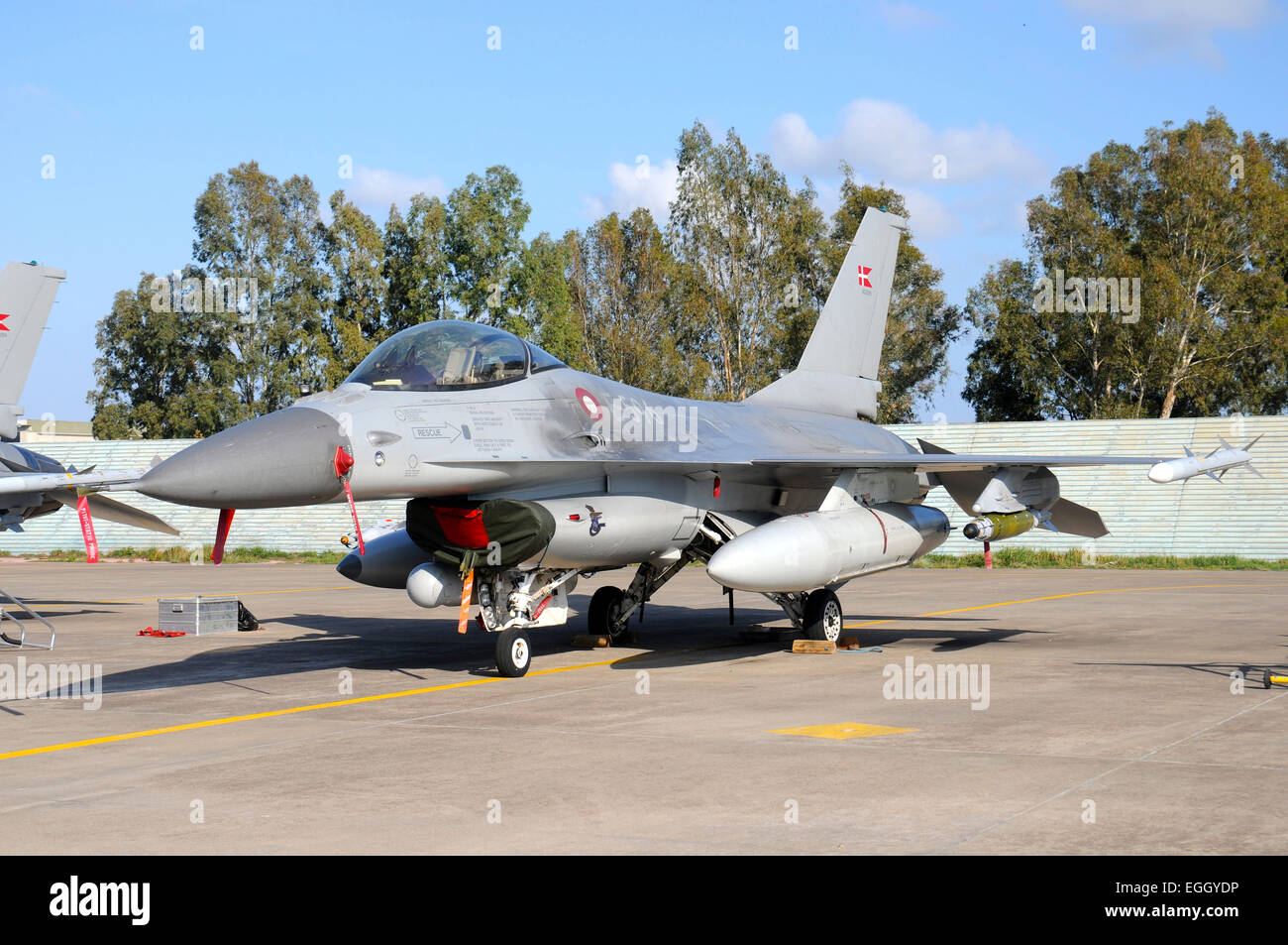 F-16A MLU der Royal Danish Air Force bewaffnet mit GBU-58 intelligente Bomben Naval Air Station Sigonella, Sizilien, während Betrieb Unif Stockfoto