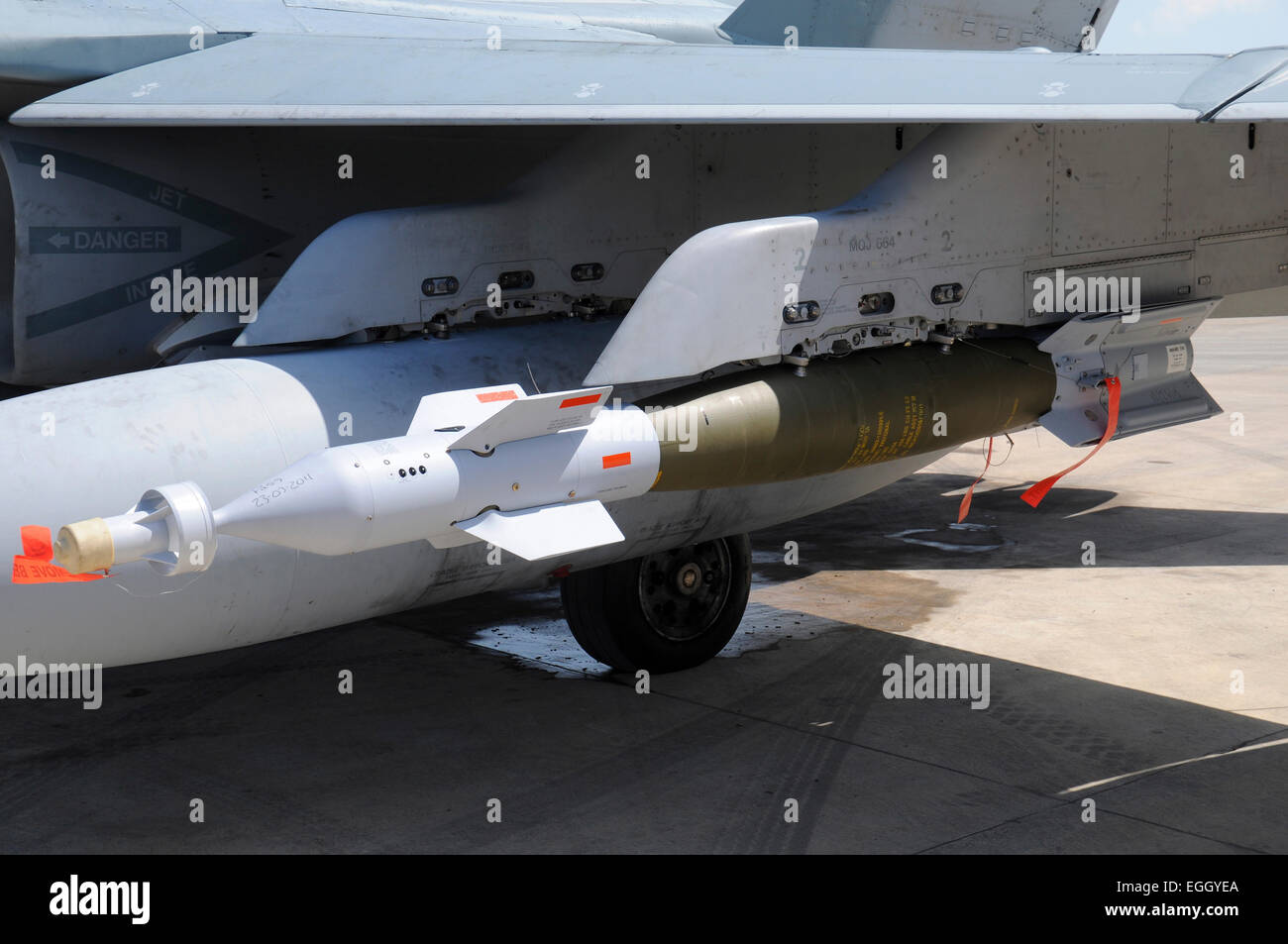 GBU-12 Laser gelenkten Bomben von der Royal Canadian Air Force, die auf einer CF-18 Hornet während der Operation Unified Protector geladen werden. Stockfoto