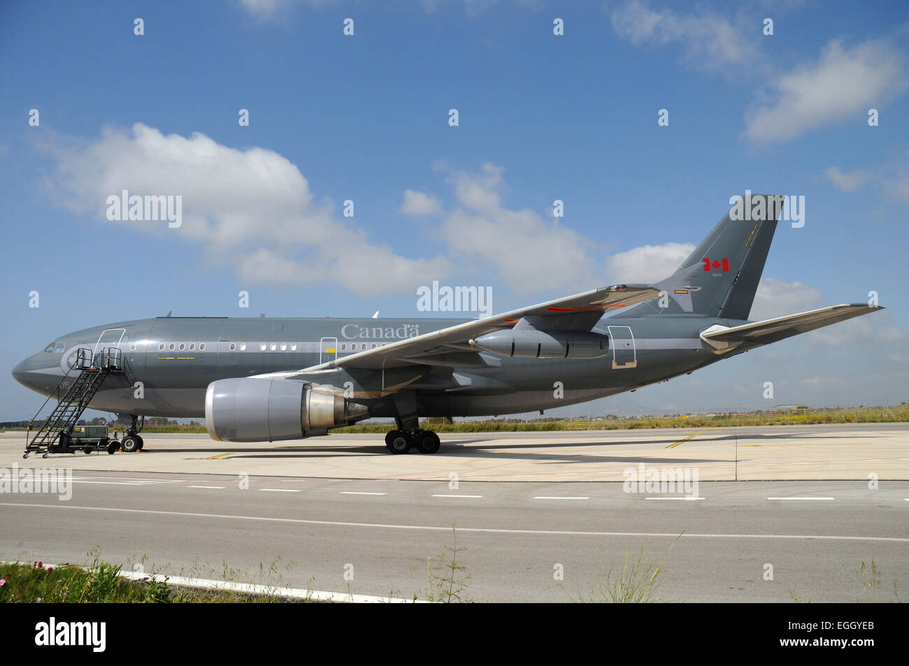 Airbus CC-150 Polaris Tankflugzeuge der Royal Canadian Air Force in Trapani Airbase, Sizilien, während der Operation Unified Hinweisschild Stockfoto