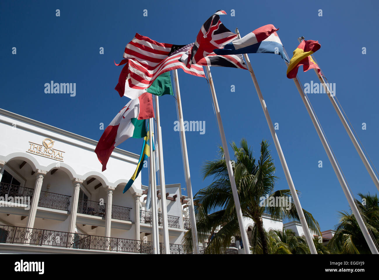 Internationale Fahnen vor einem Hotel, Playa del Carmen, Quintan Roo, Mexiko Stockfoto