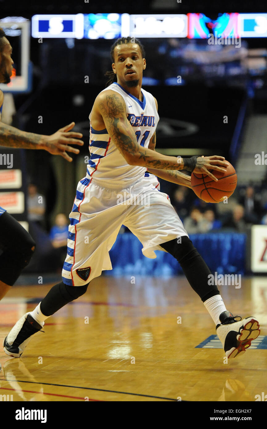 Rosemont, Illinois, USA. 24. Februar 2015. DePaul Blue Demons vorwärts Jamee Crockett (21) steuert den Ball in der ersten Hälfte von der NCAA Männer Basketball-Spiel zwischen der Creighton Bluejays und die DePaul Blue Dämonen in der Allstate Arena in Rosemont, Illinois. Patrick Gorski/CSM/Alamy Live-Nachrichten Stockfoto