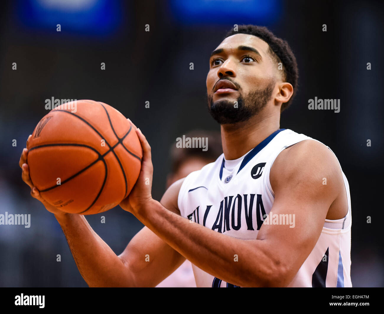 Villanova, PA, USA. 24. Februar 2015. 24. Februar 2015: Villanova senior Wache Darrun Hilliard (4) nimmt einen Freiwurf während dem Matchup zwischen Providence Friars und #6-Ranked Villanova Wildcats im The Pavilion in Villanova, Pennsylvania. Villanova gewann 89-61. Scott Serio/CSM/Alamy Live-Nachrichten Stockfoto