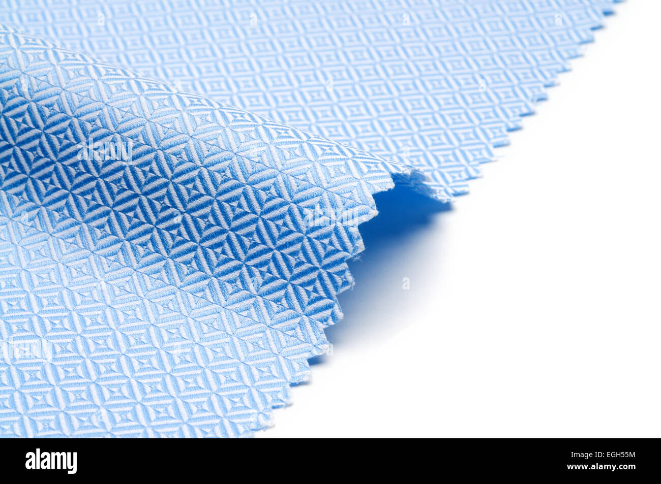 weiß und blau gefärbten karierten Stoff Textur auf weißem Hintergrund. Stockfoto