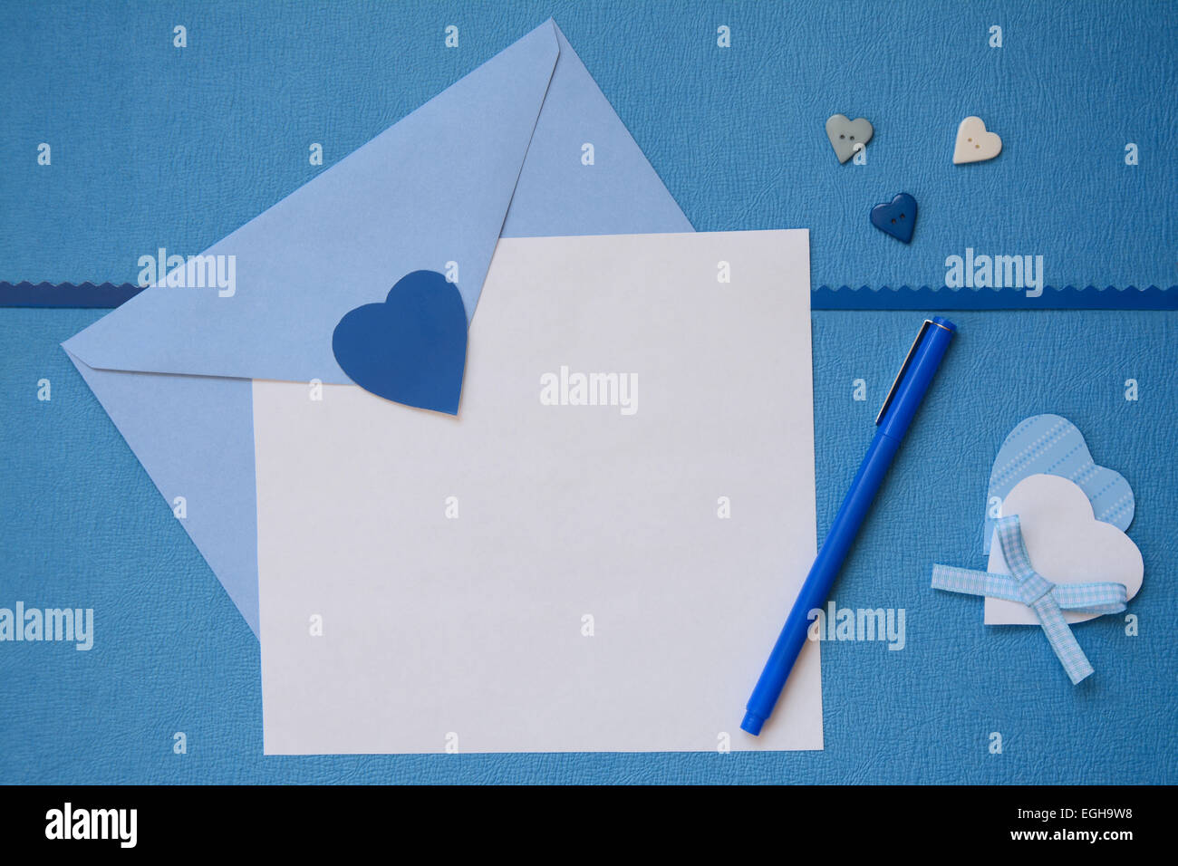 Umschlag und weiß weißes Papier mit handgefertigten Herz Handwerk blau Stockfoto