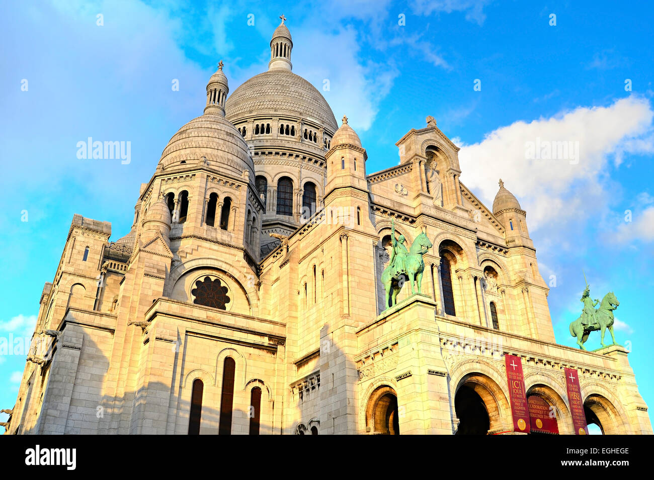 Die Basilika des Heiligen Herzens von Jesus (Basilique du Sacré-Coeur) auf Montmartre-Hügel, Paris Stockfoto