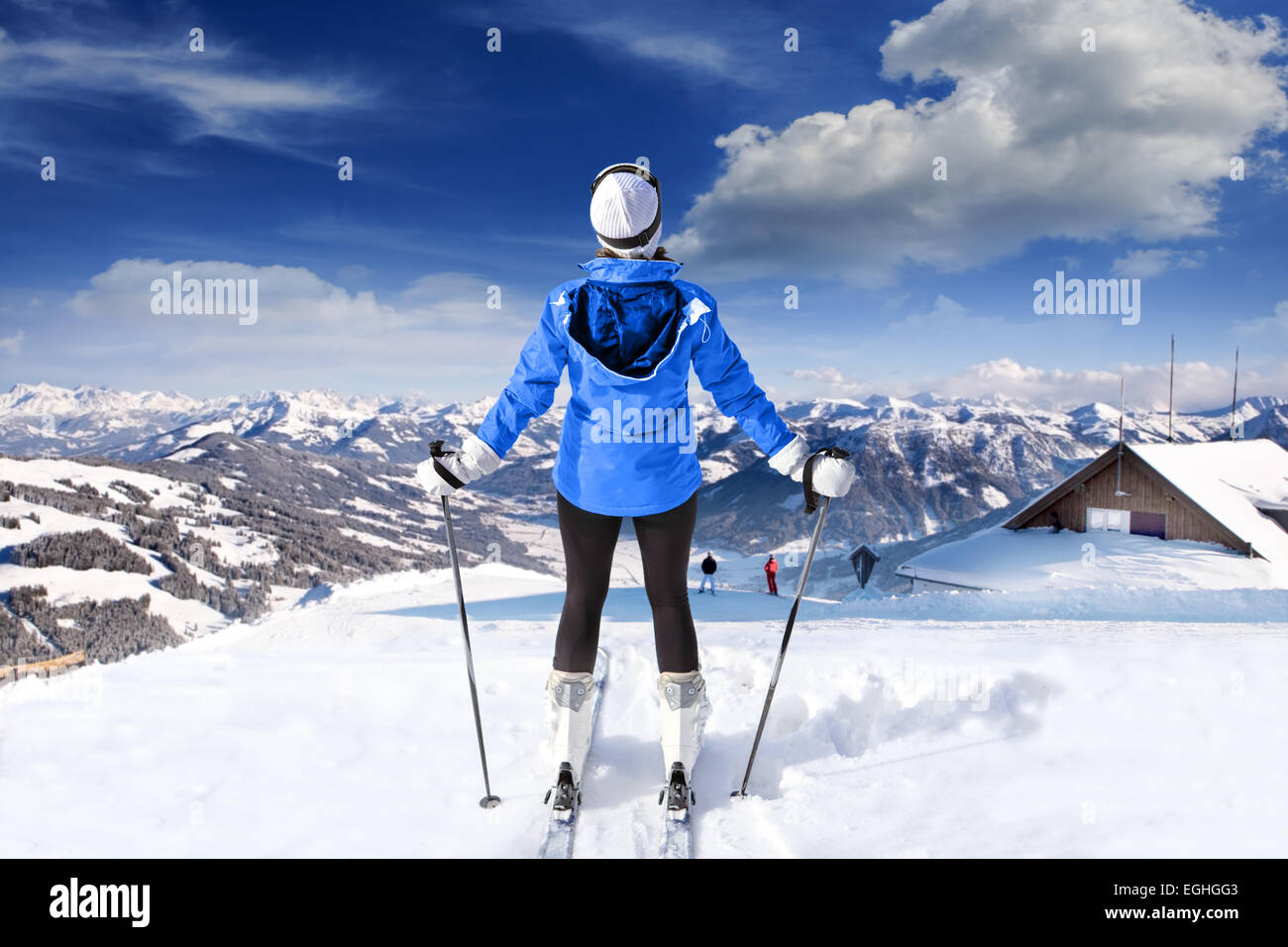 Eine junge Frau beim Skifahren in den Bergen Stockfoto