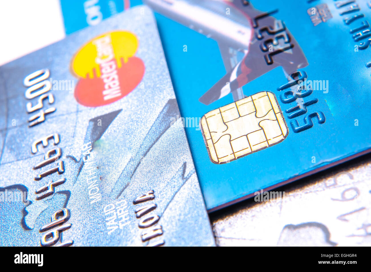 Kreditkarten und Bargeld Nahaufnahme auf weißem Hintergrund Stockfoto