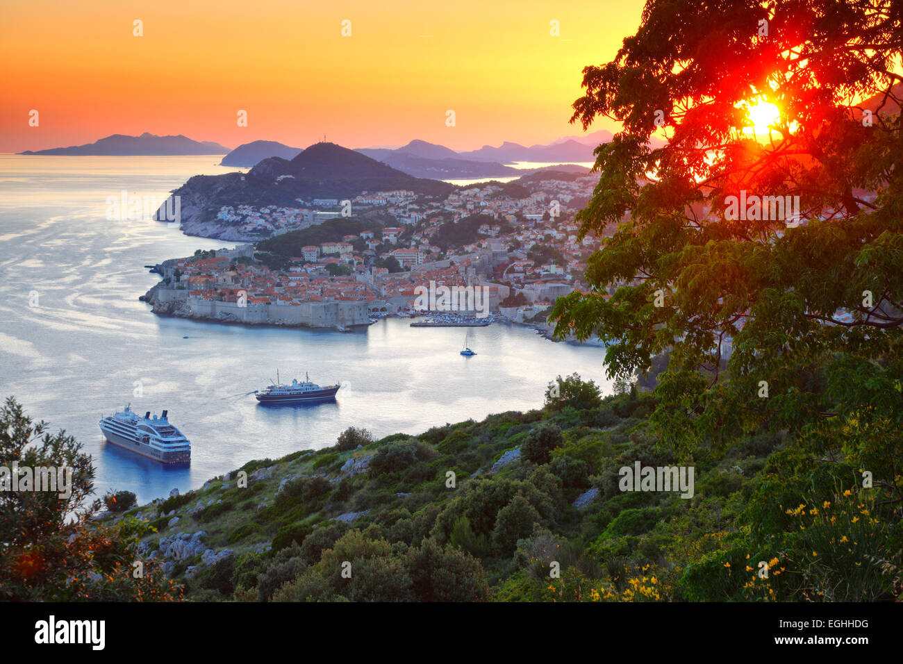 Panorama der Altstadt von Dubrovnik in Kroatien Sonnenuntergang. Stockfoto