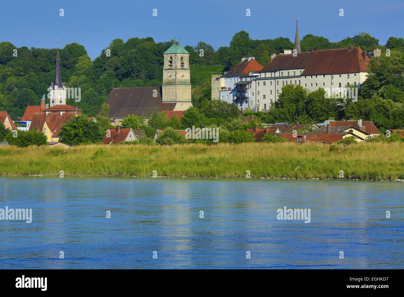 Inn Fluss, Pfarrkirche St. Jakob, Wasserburg am Inn, Upper Bavaria, Bavaria, Germany Stockfoto