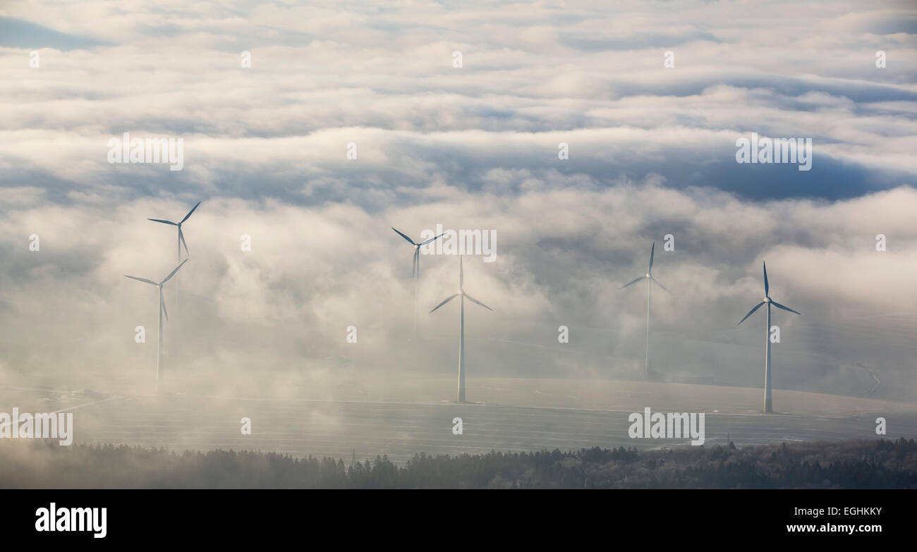 Windkraftanlagen, umgeben von Wolken, Marsberg, Sauerland, Nordrhein-Westfalen, Deutschland Stockfoto