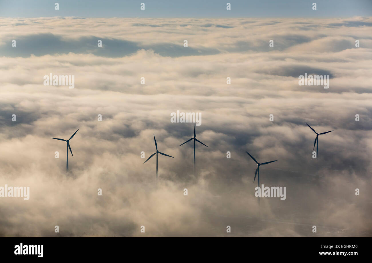 Windkraftanlagen, umgeben von Wolken, Marsberg, Sauerland, Nordrhein-Westfalen, Deutschland Stockfoto