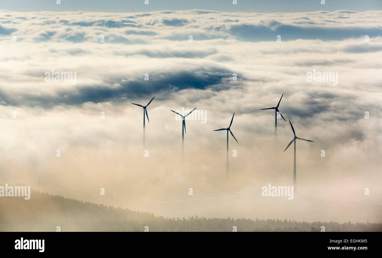 Windkraftanlagen, umgeben von Wolken, Marsberg, Sauerland, Nordrhein-Westfalen, Deutschland Stockfoto