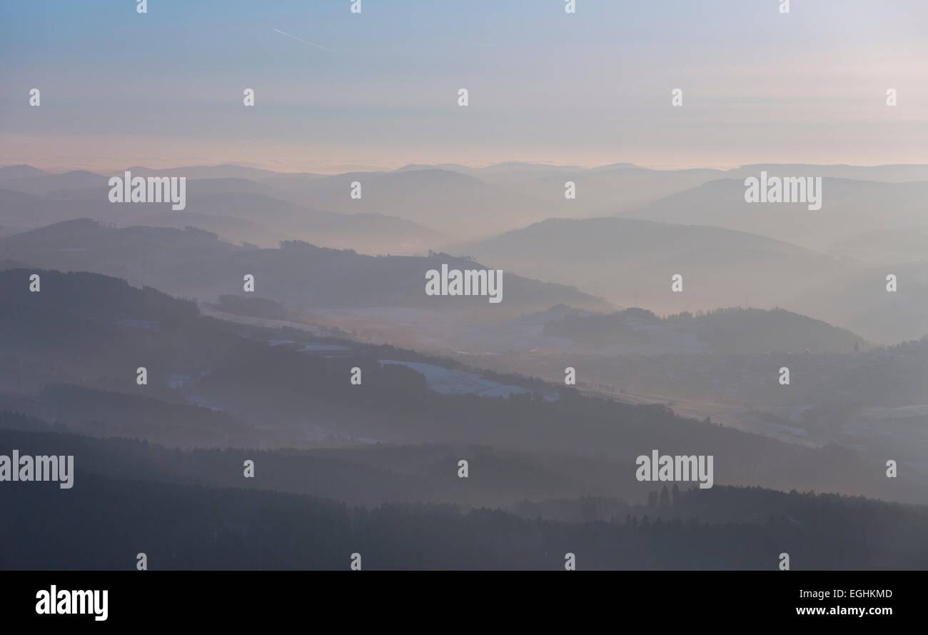 Die Hügel im nördlichen Sauerland in den Morgennebel in Meschede, Sauerland, Nordrhein-Westfalen, Deutschland Stockfoto