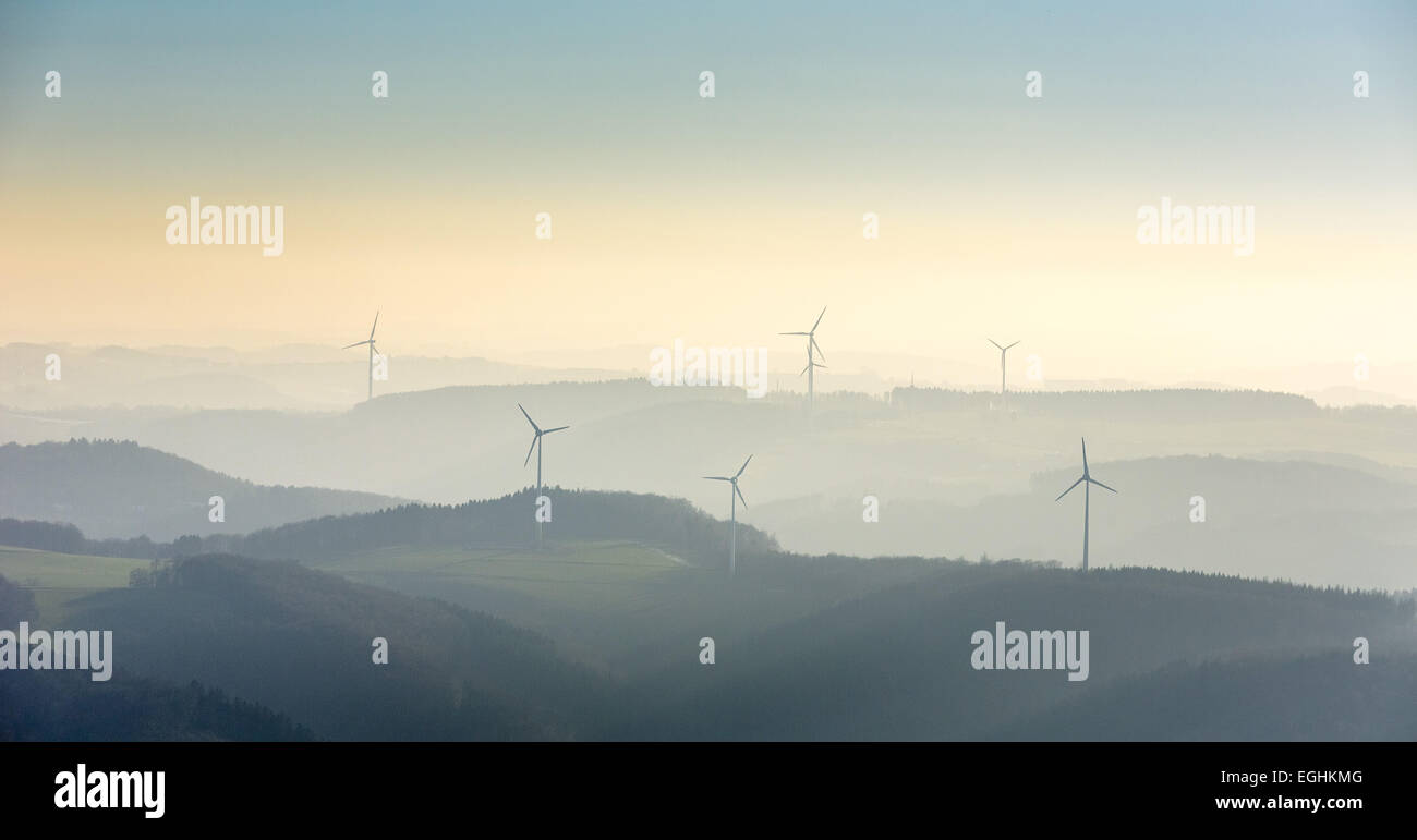 Windkraftanlagen, Hügel, Iserlohn, Sauerland, Nordrhein-Westfalen, Deutschland Stockfoto