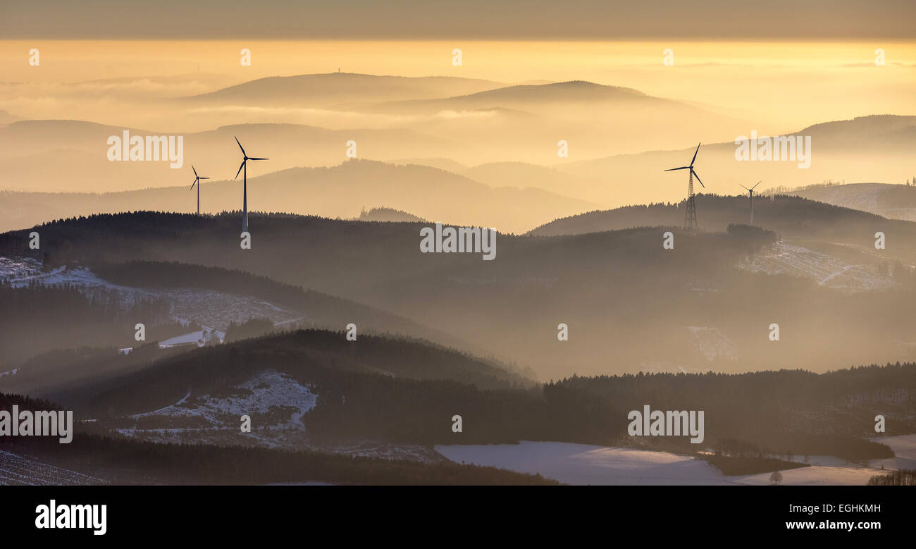 Windkraftanlagen, Hügel, Eslohe, Sauerland, Nordrhein-Westfalen, Deutschland Stockfoto